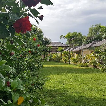 The Moonflower Bungalow Hotel Sihanoukville Bagian luar foto