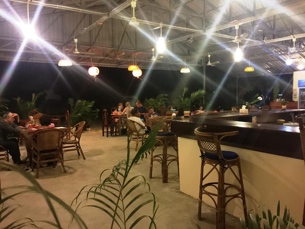 The Moonflower Bungalow Hotel Sihanoukville Bagian luar foto