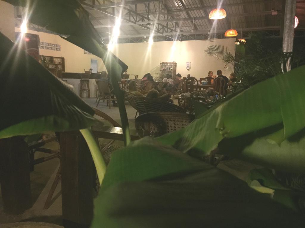 The Moonflower Bungalow Hotel Sihanoukville Bagian luar foto