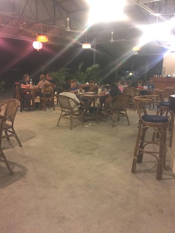 The Moonflower Bungalow Hotel Sihanoukville Bagian luar foto