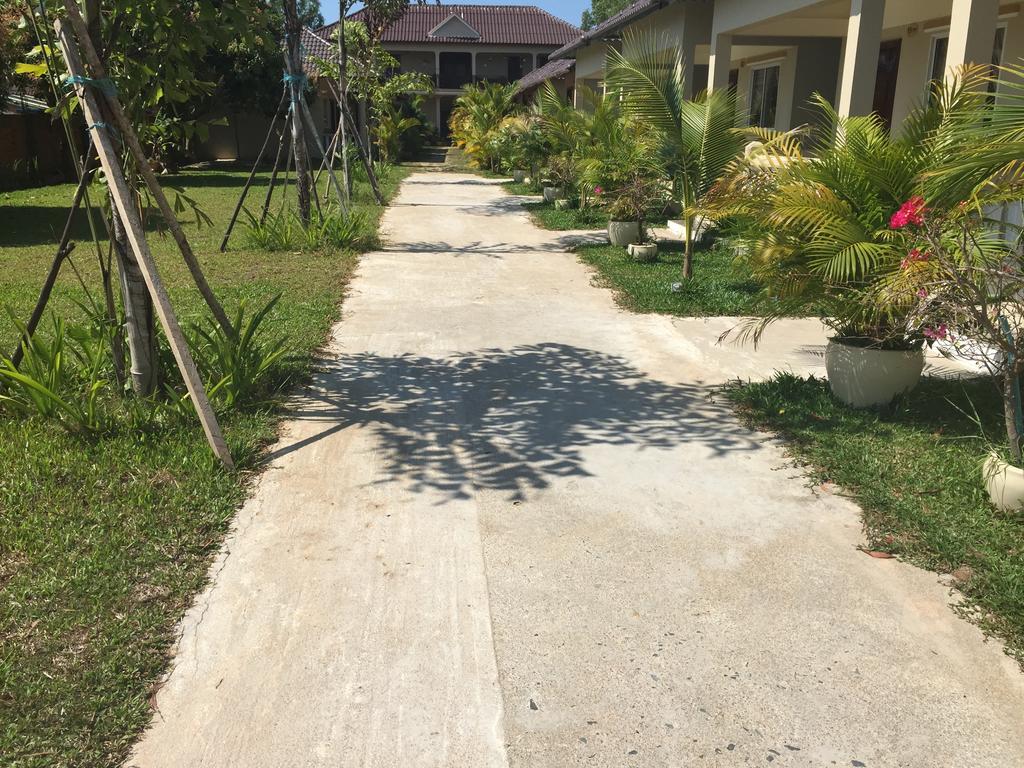 The Moonflower Bungalow Hotel Sihanoukville Bagian luar foto