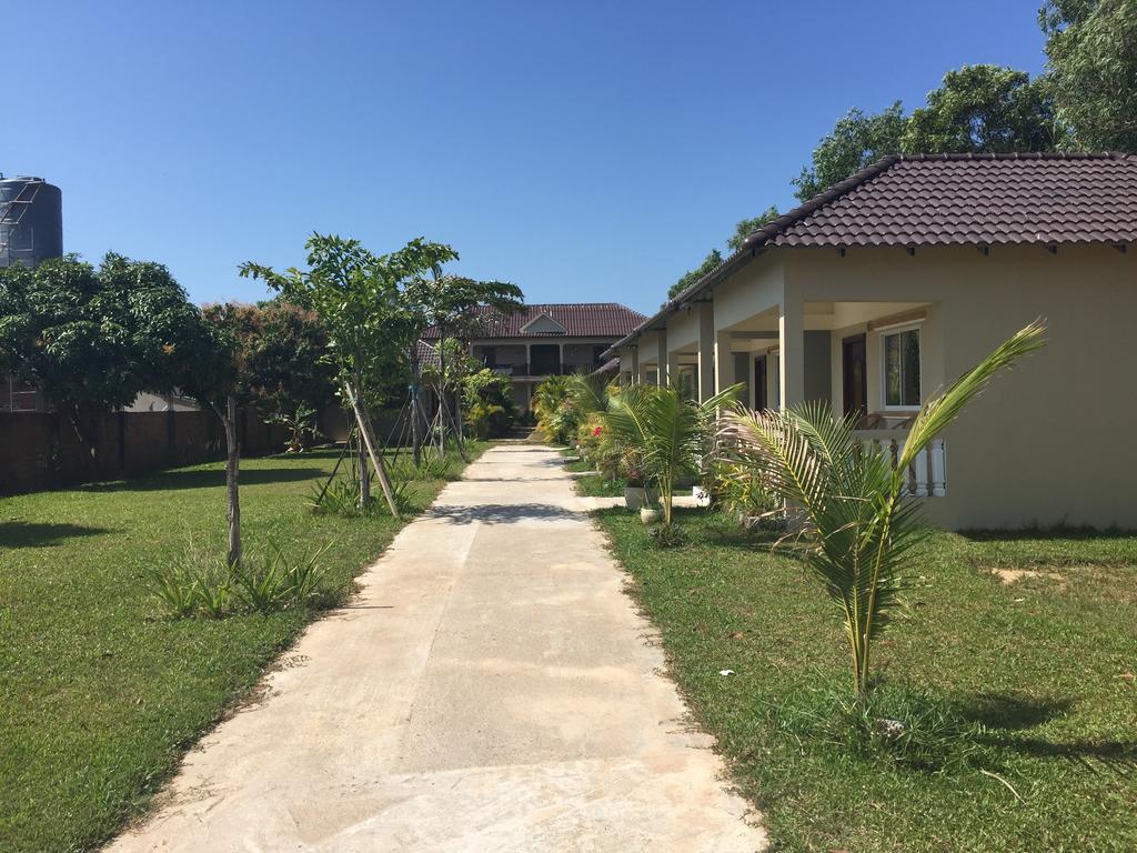 The Moonflower Bungalow Hotel Sihanoukville Bagian luar foto