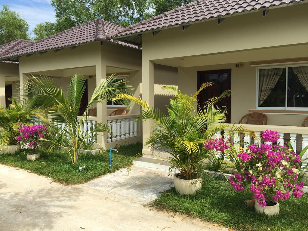 The Moonflower Bungalow Hotel Sihanoukville Bagian luar foto