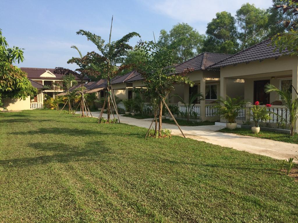 The Moonflower Bungalow Hotel Sihanoukville Bagian luar foto