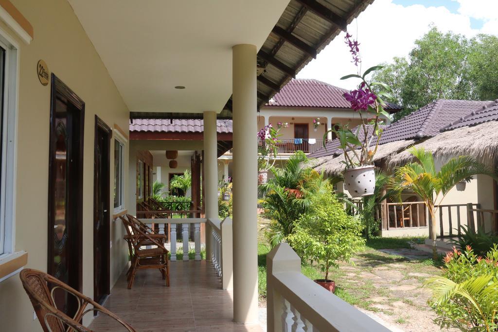 The Moonflower Bungalow Hotel Sihanoukville Bagian luar foto