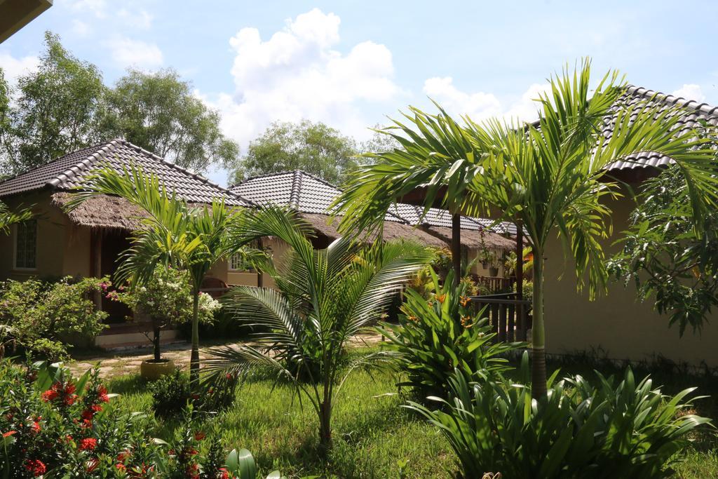 The Moonflower Bungalow Hotel Sihanoukville Bagian luar foto