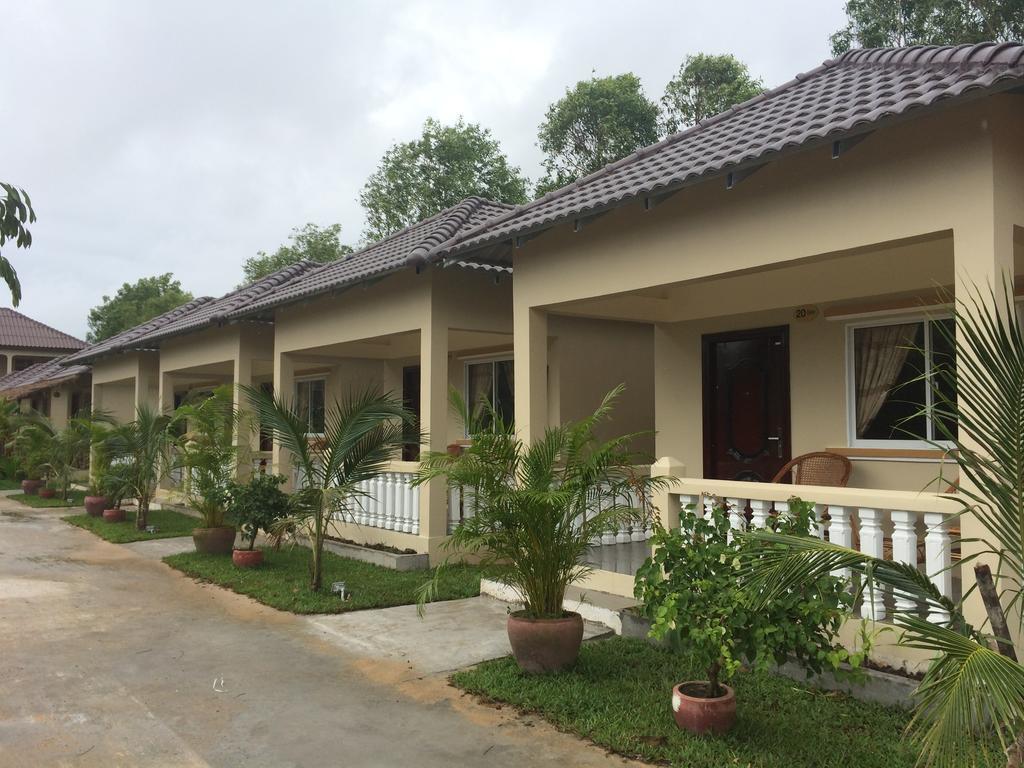 The Moonflower Bungalow Hotel Sihanoukville Bagian luar foto