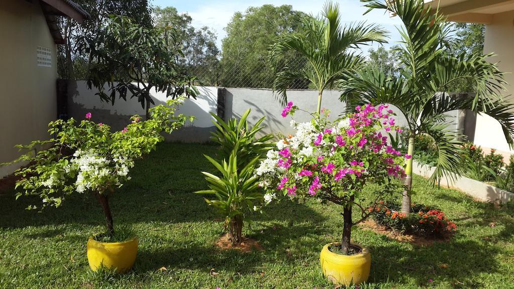 The Moonflower Bungalow Hotel Sihanoukville Bagian luar foto