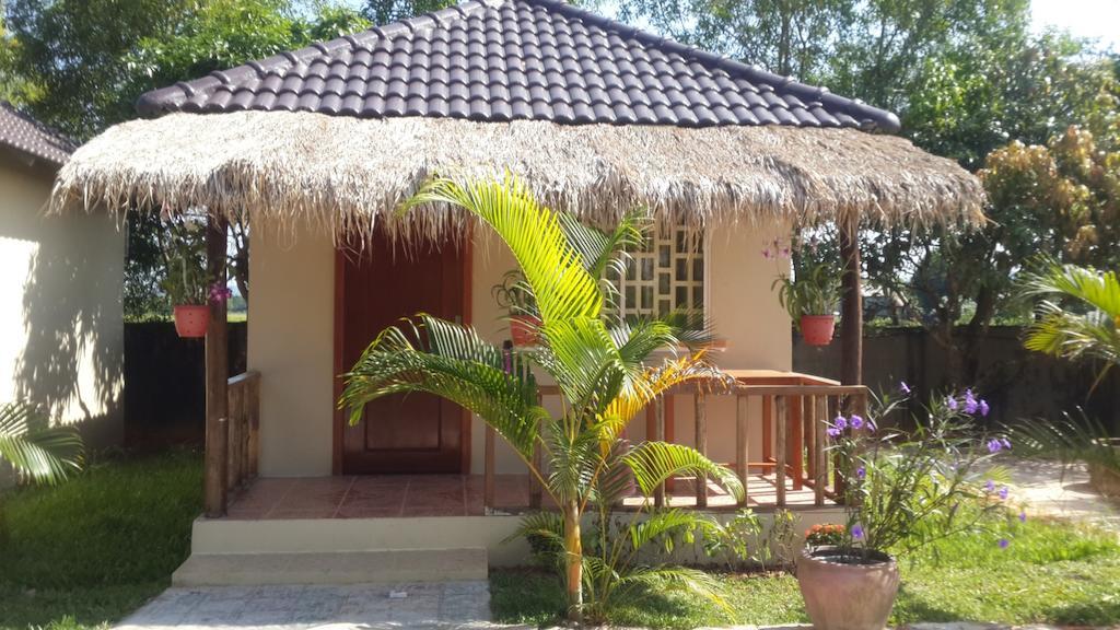 The Moonflower Bungalow Hotel Sihanoukville Bagian luar foto