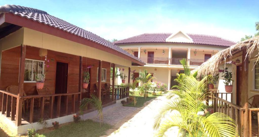 The Moonflower Bungalow Hotel Sihanoukville Bagian luar foto