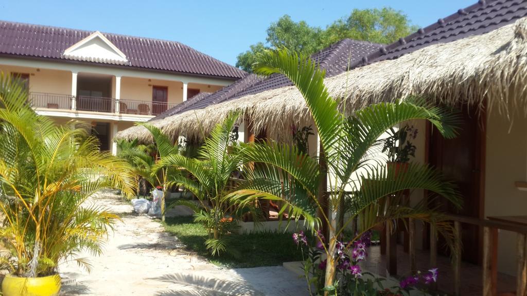The Moonflower Bungalow Hotel Sihanoukville Bagian luar foto