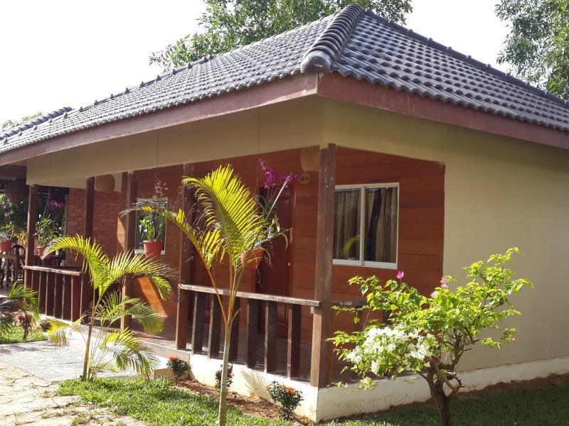 The Moonflower Bungalow Hotel Sihanoukville Bagian luar foto