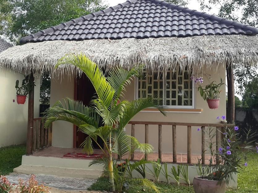The Moonflower Bungalow Hotel Sihanoukville Bagian luar foto