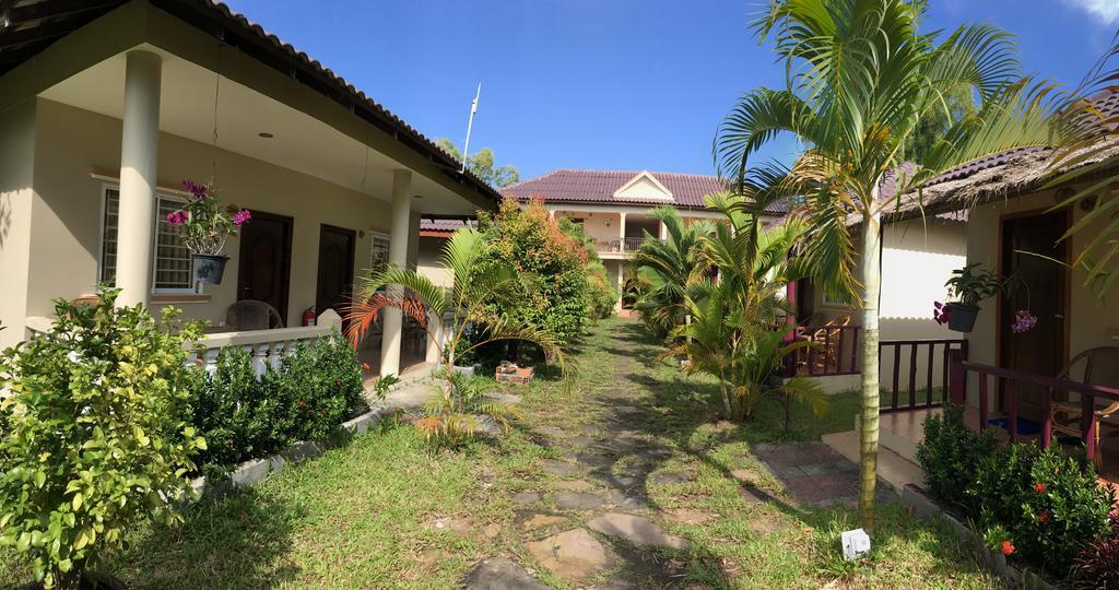 The Moonflower Bungalow Hotel Sihanoukville Bagian luar foto