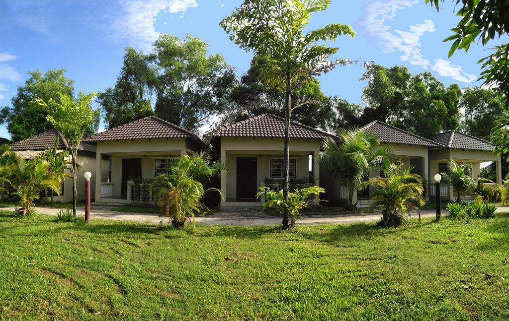 The Moonflower Bungalow Hotel Sihanoukville Bagian luar foto