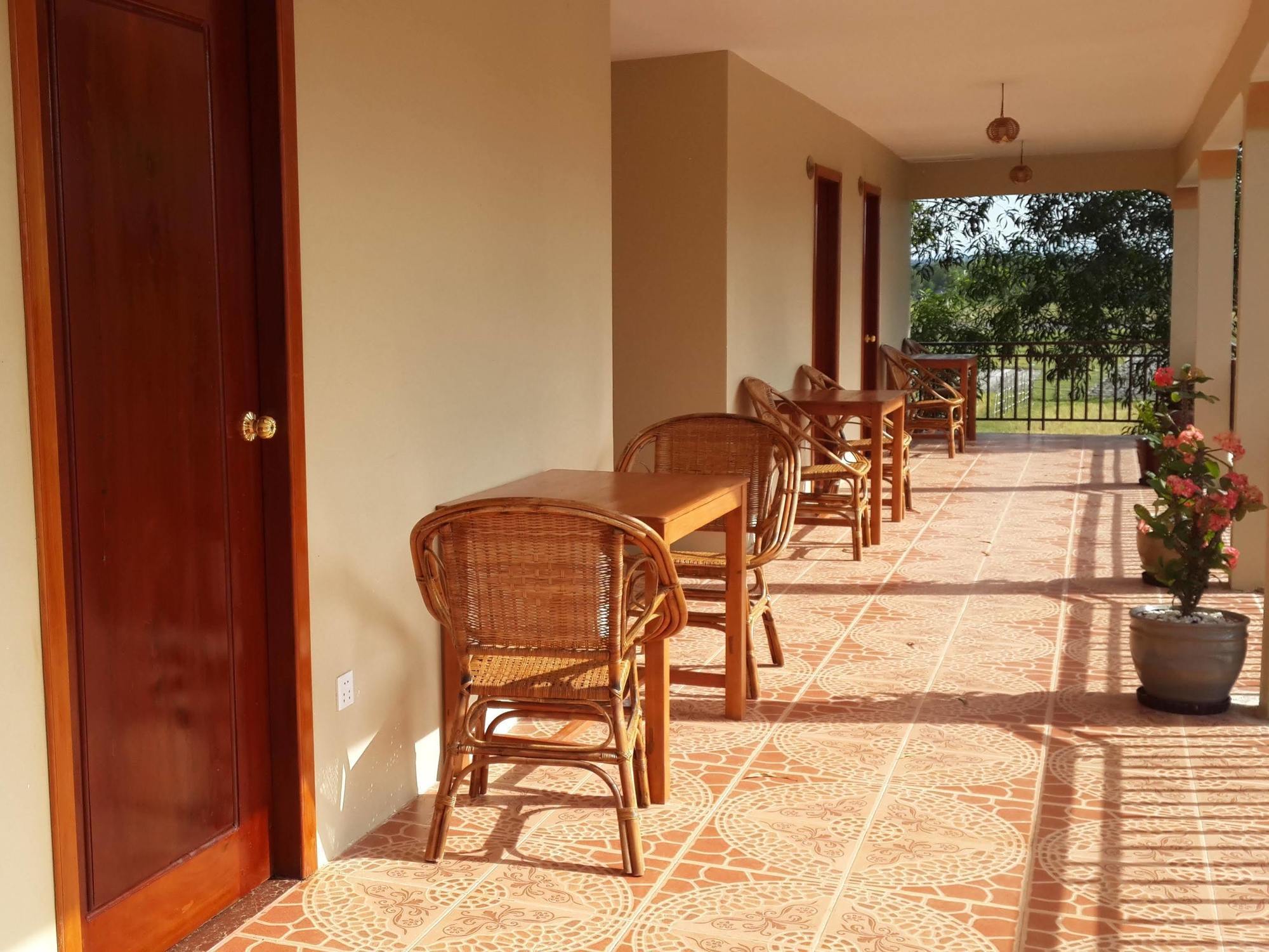 The Moonflower Bungalow Hotel Sihanoukville Bagian luar foto